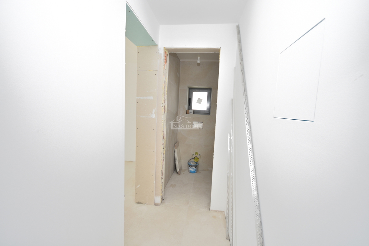 Vodice - Appartamento al primo piano con 3 camere da letto, 700 m dalla spiaggia