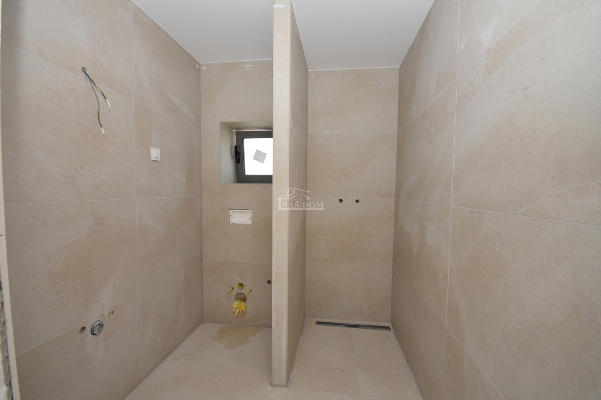 Vodice - Appartamento al primo piano con 3 camere da letto, 700 m dalla spiaggia