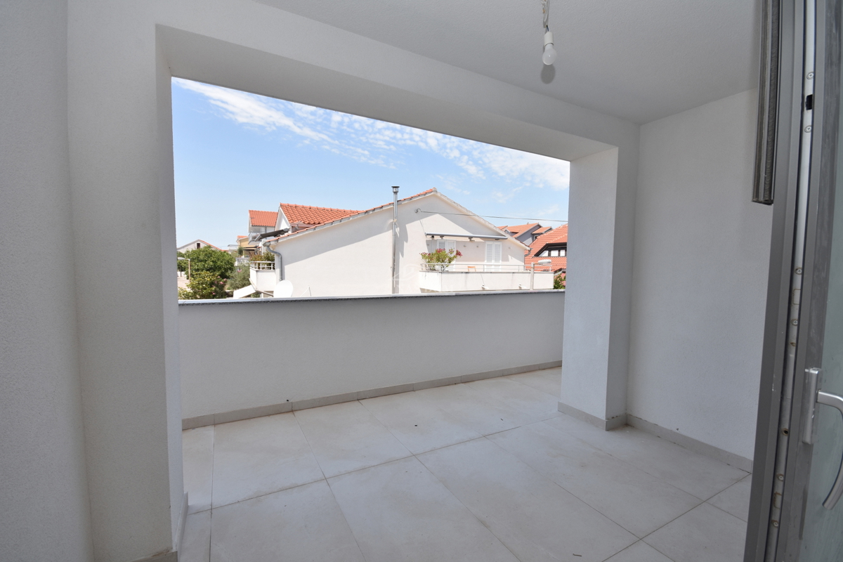 Vodice - Appartamento al primo piano con 3 camere da letto, 700 m dalla spiaggia