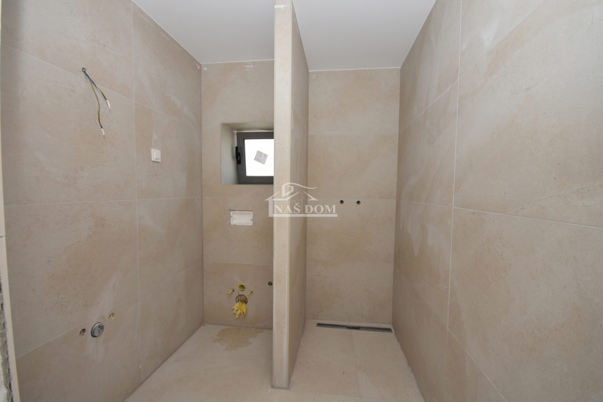 Vodice - Appartamento al primo piano con 3 camere da letto, 700 m dalla spiaggia