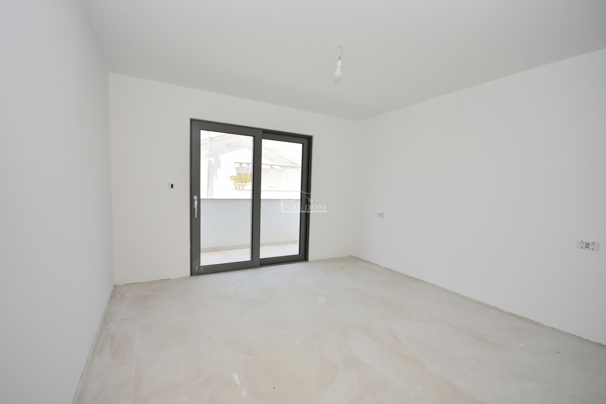 Vodice - Appartamento al primo piano con 3 camere da letto, 700 m dalla spiaggia