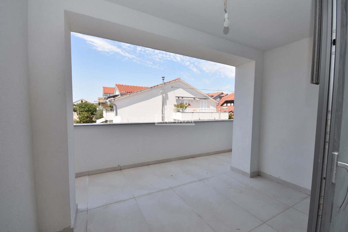 Vodice - Appartamento al primo piano con 3 camere da letto, 700 m dalla spiaggia