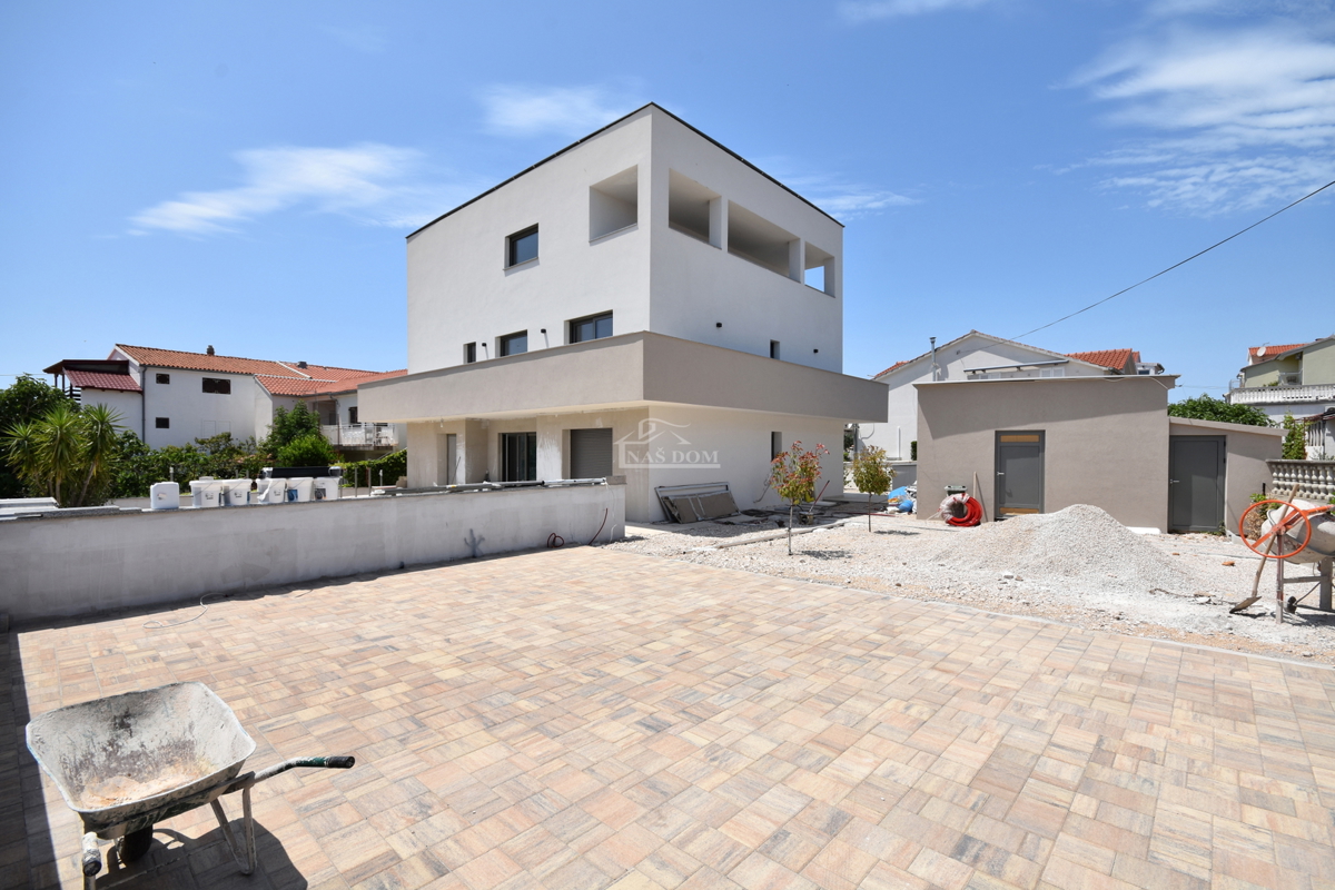 Vodice - Appartamento al primo piano con 3 camere da letto, 700 m dalla spiaggia