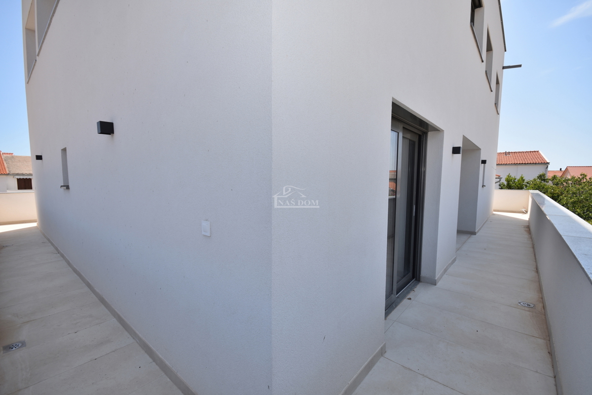 Vodice - Appartamento al primo piano con 3 camere da letto, 700 m dalla spiaggia