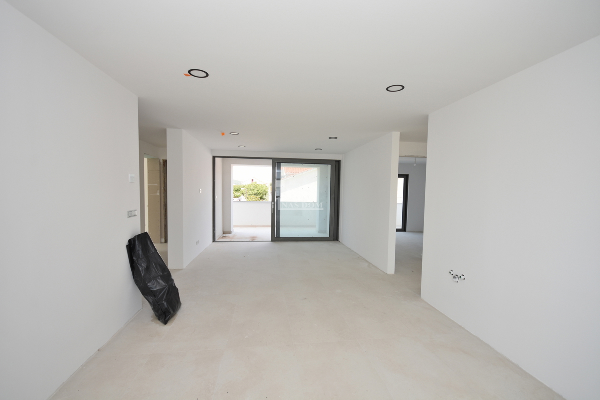 Vodice - Appartamento al primo piano con 3 camere da letto, 700 m dalla spiaggia