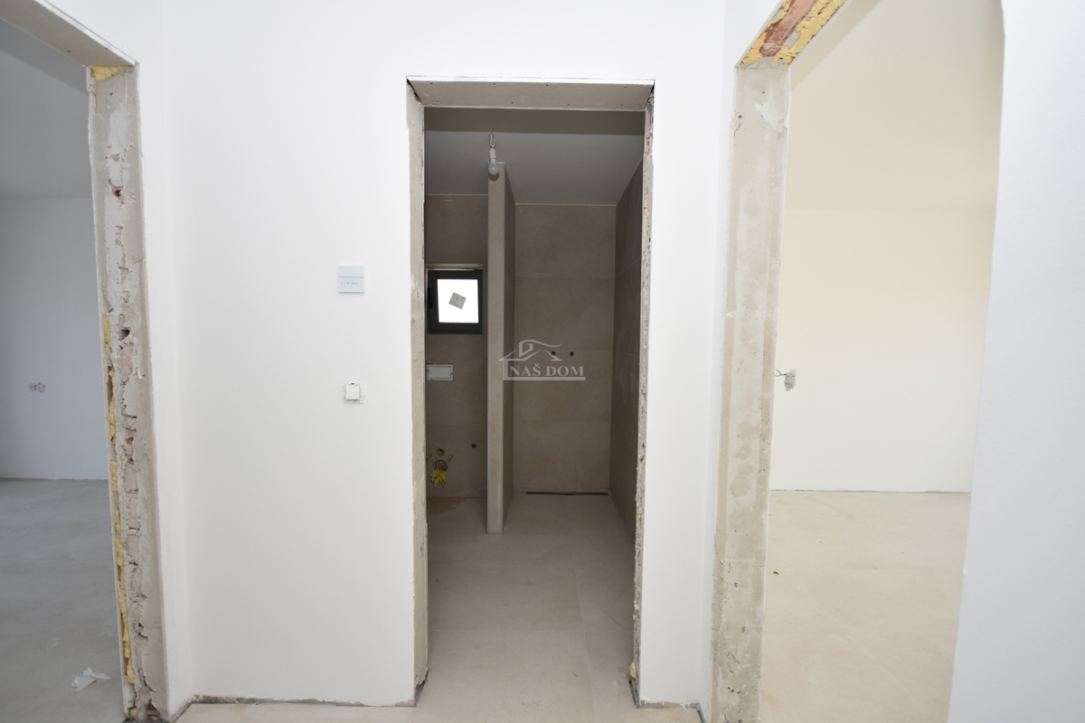 Vodice - Appartamento al primo piano con 3 camere da letto, 700 m dalla spiaggia