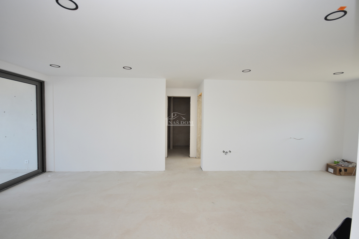 Vodice - Appartamento al primo piano con 3 camere da letto, 700 m dalla spiaggia