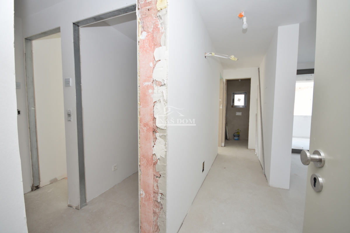 Vodice - Appartamento al primo piano con 3 camere da letto, 700 m dalla spiaggia