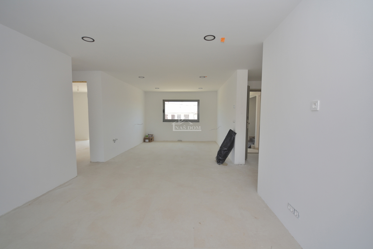 Vodice - Appartamento al primo piano con 3 camere da letto, 700 m dalla spiaggia