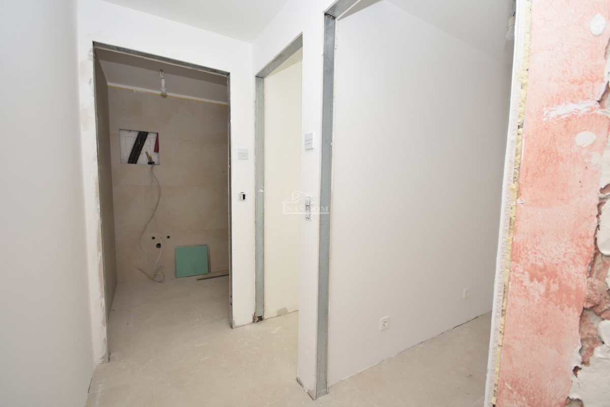 Vodice - Appartamento al primo piano con 3 camere da letto, 700 m dalla spiaggia