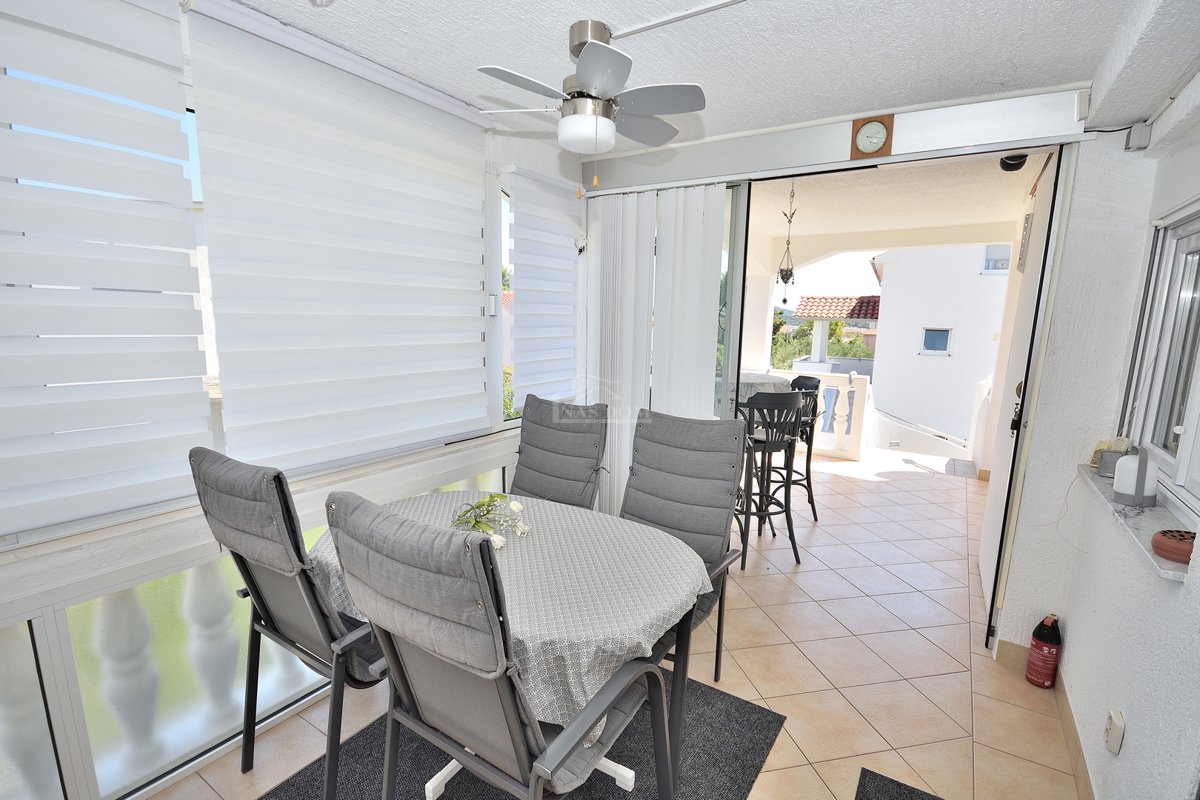 Tribunj - casa con due appartamenti, a 600 m dalla spiaggia