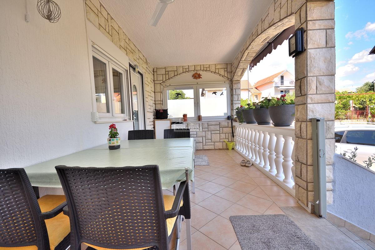 Tribunj - casa con due appartamenti, a 600 m dalla spiaggia