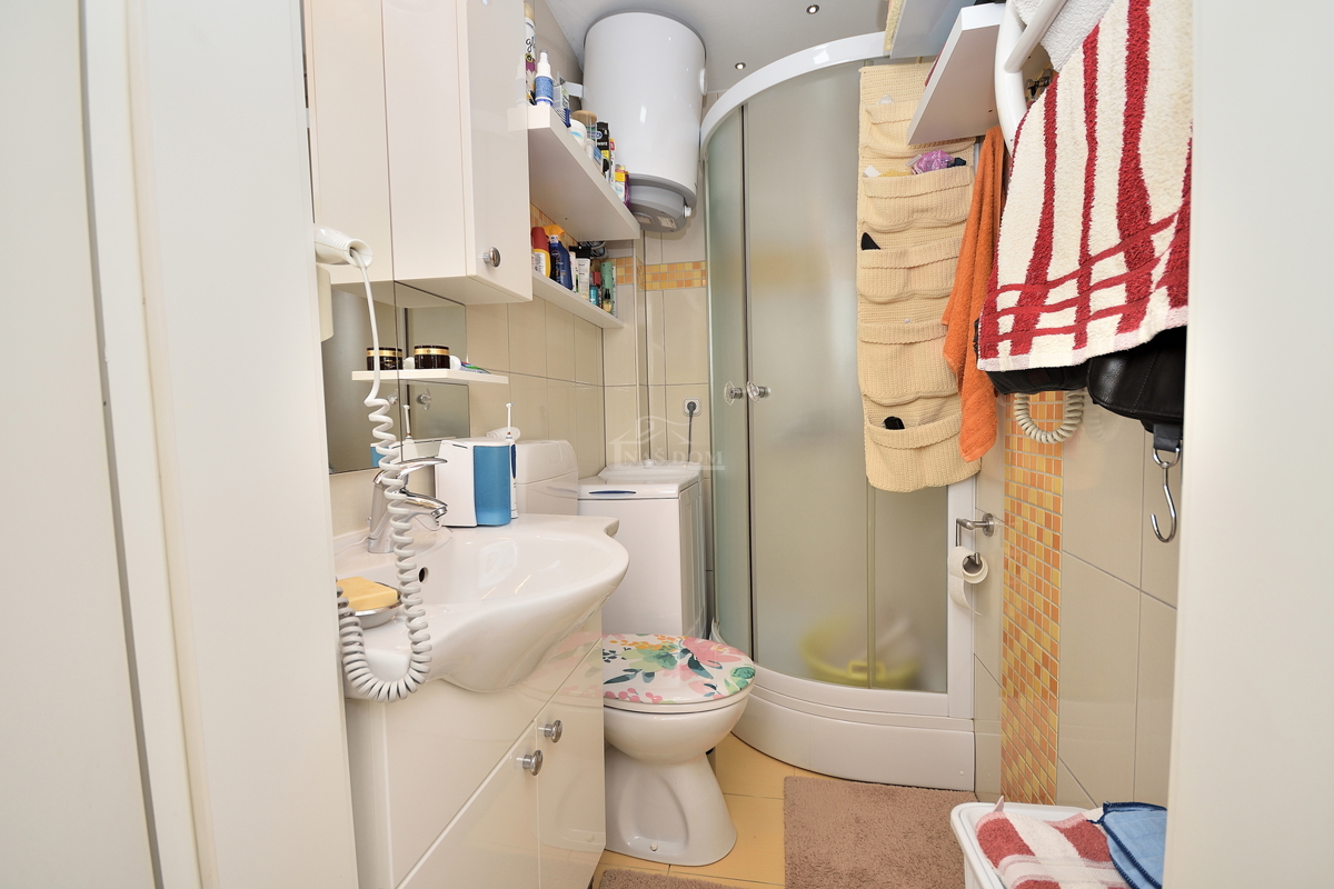 Tribunj - casa con due appartamenti, a 600 m dalla spiaggia