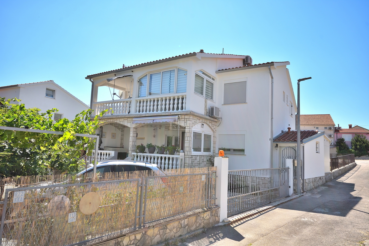 Tribunj - casa con due appartamenti, a 600 m dalla spiaggia