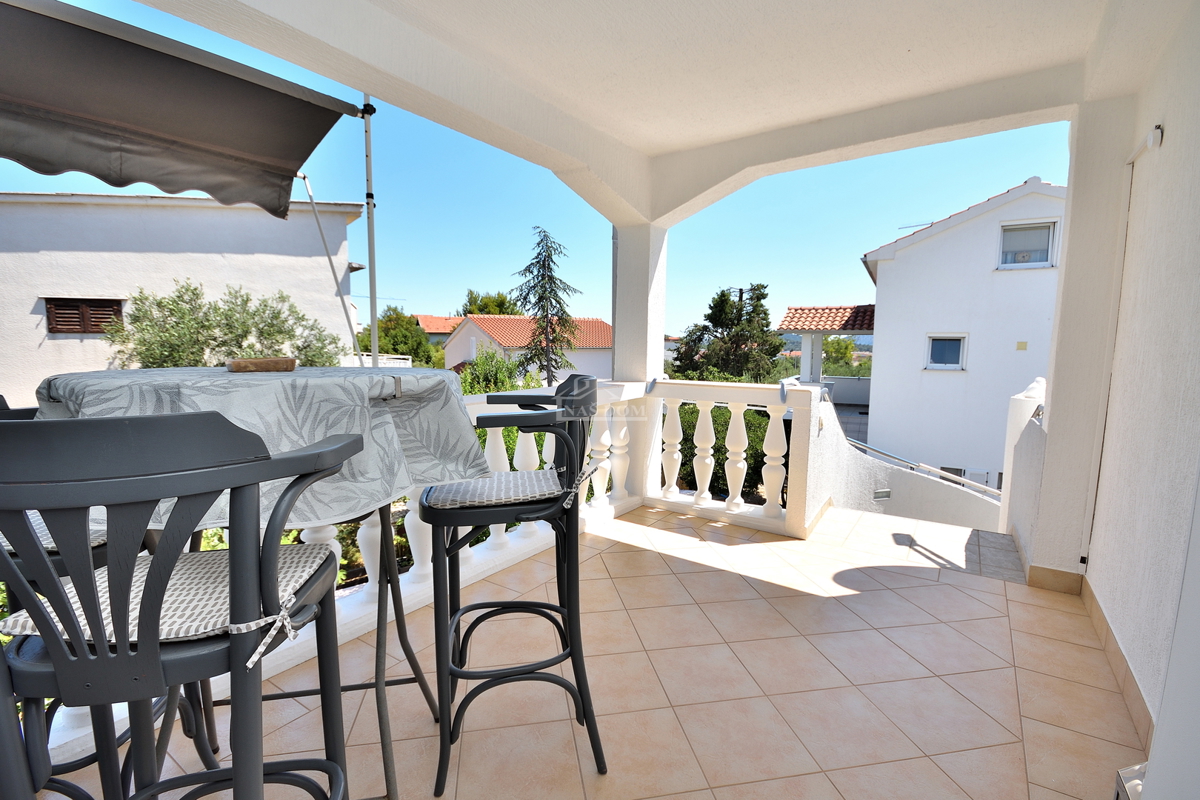 Tribunj - casa con due appartamenti, a 600 m dalla spiaggia