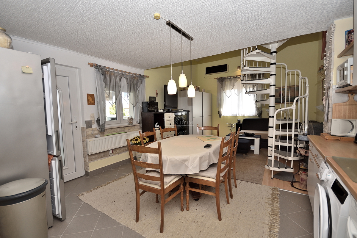 Tribunj - casa con due appartamenti, a 600 m dalla spiaggia