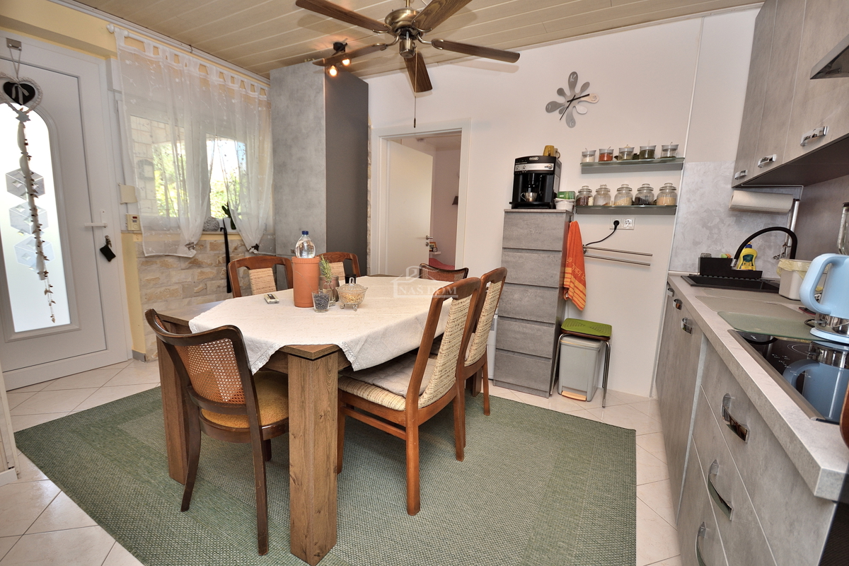 Tribunj - casa con due appartamenti, a 600 m dalla spiaggia