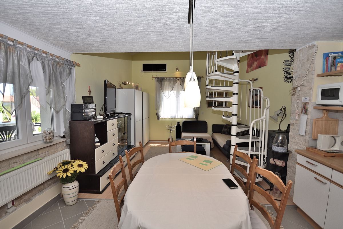 Tribunj - casa con due appartamenti, a 600 m dalla spiaggia