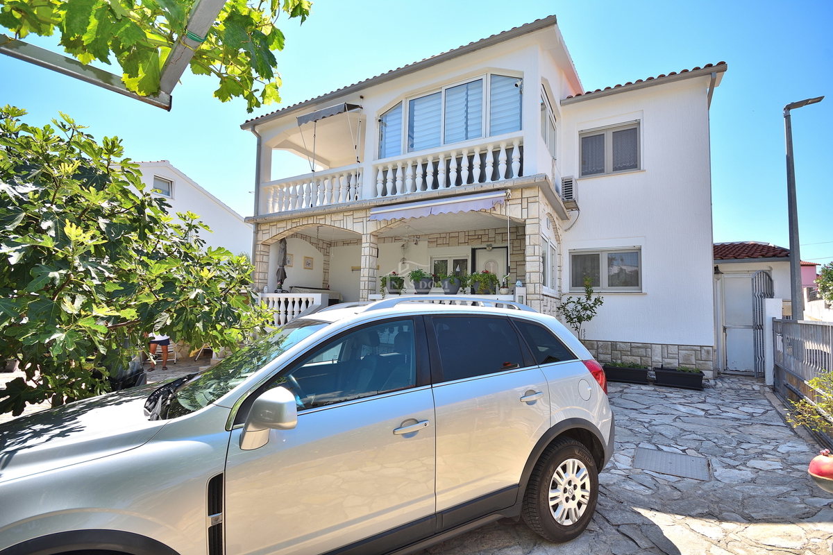 Tribunj - casa con due appartamenti, a 600 m dalla spiaggia