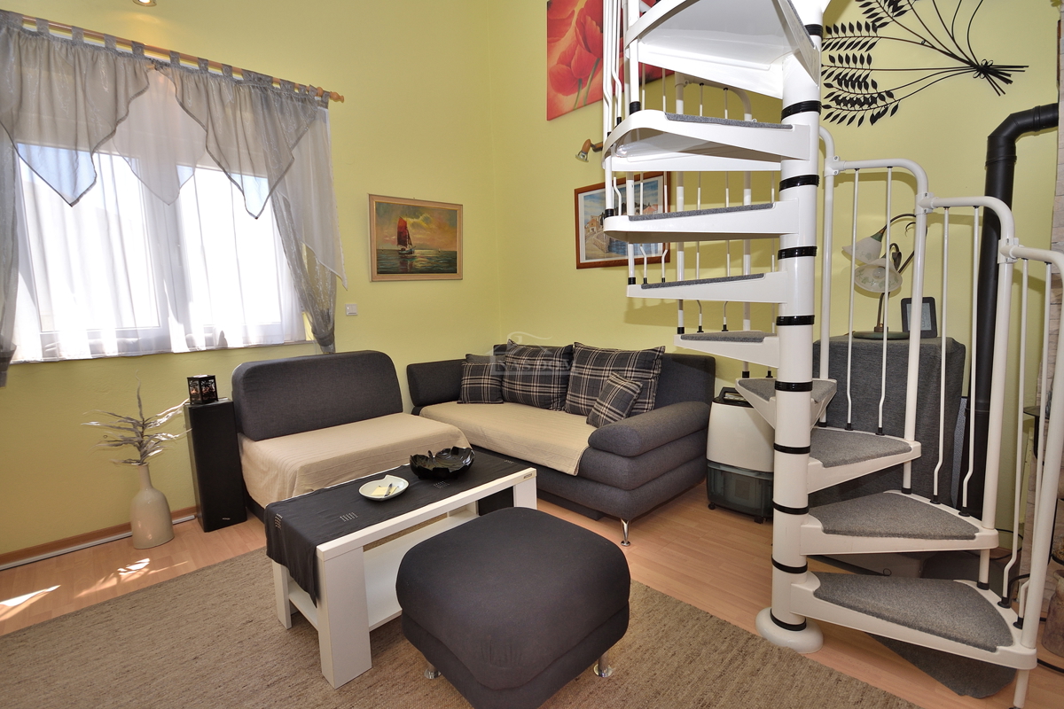 Tribunj - casa con due appartamenti, a 600 m dalla spiaggia