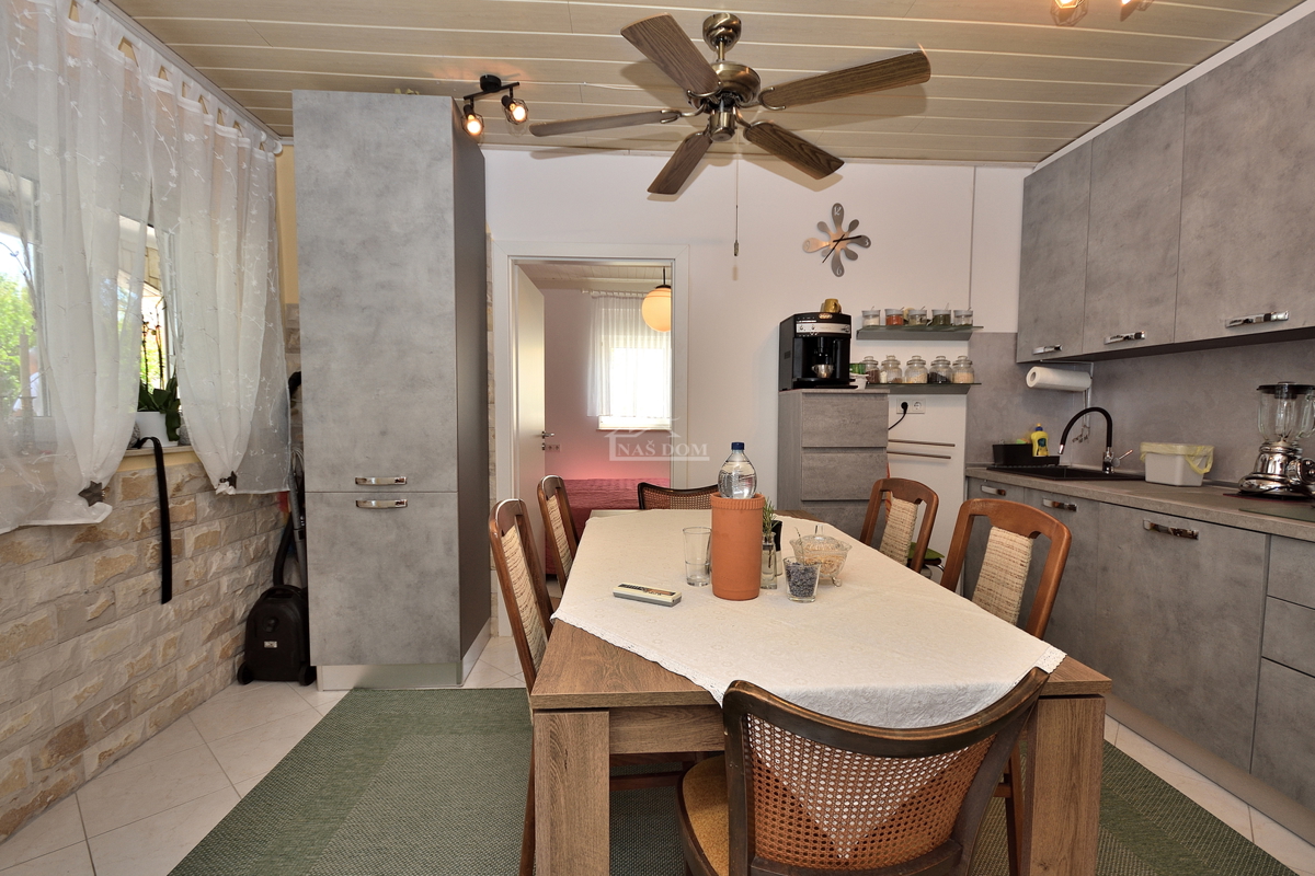 Tribunj - casa con due appartamenti, a 600 m dalla spiaggia