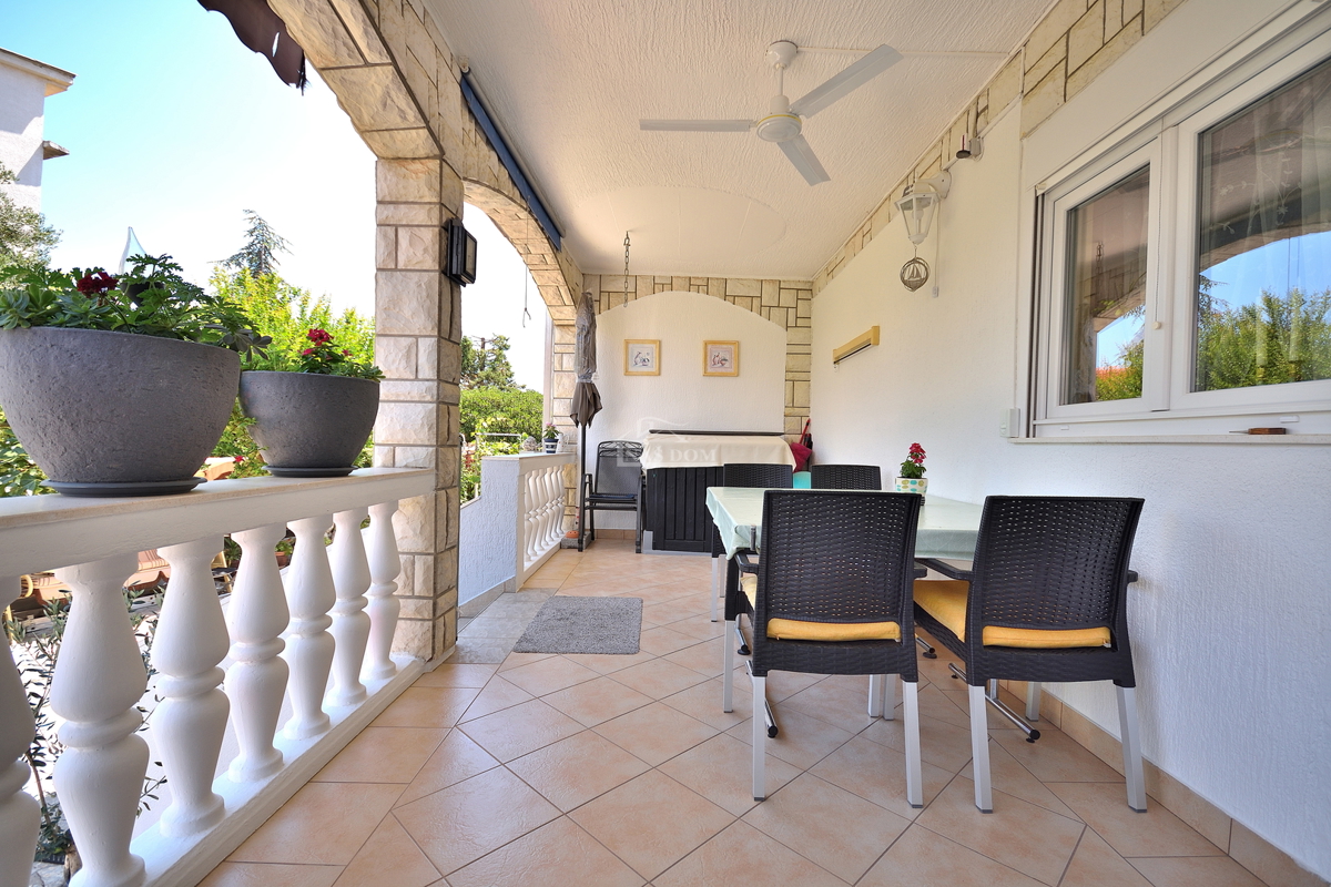 Tribunj - casa con due appartamenti, a 600 m dalla spiaggia