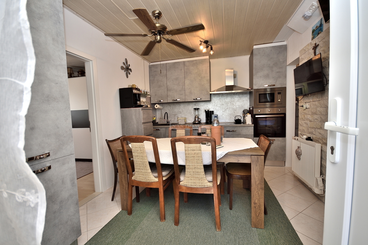 Tribunj - casa con due appartamenti, a 600 m dalla spiaggia