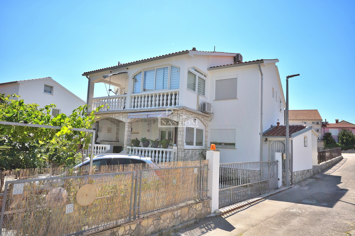 Tribunj - casa con due appartamenti, a 600 m dalla spiaggia