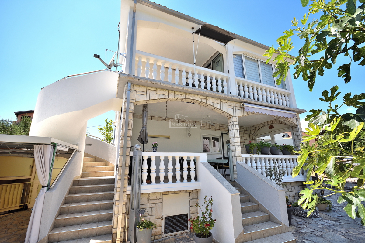 Tribunj - casa con due appartamenti, a 600 m dalla spiaggia