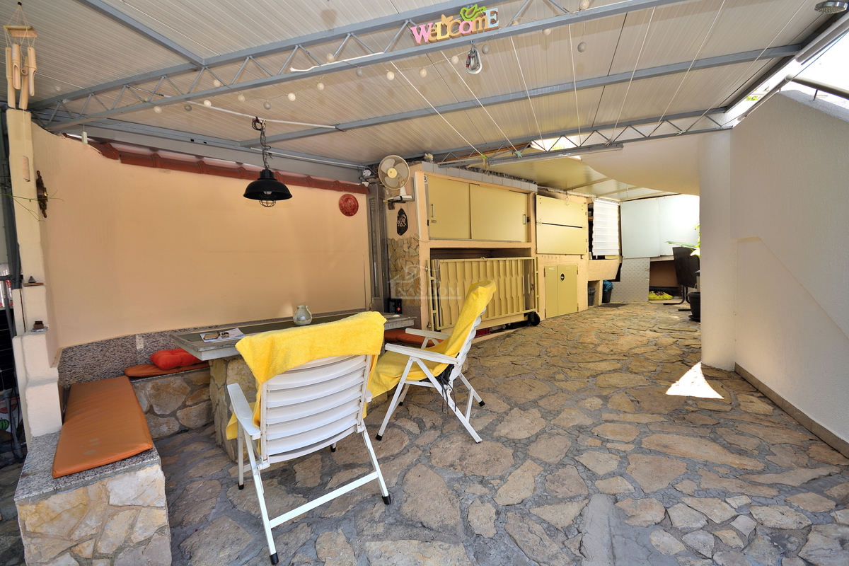 Tribunj - casa con due appartamenti, a 600 m dalla spiaggia