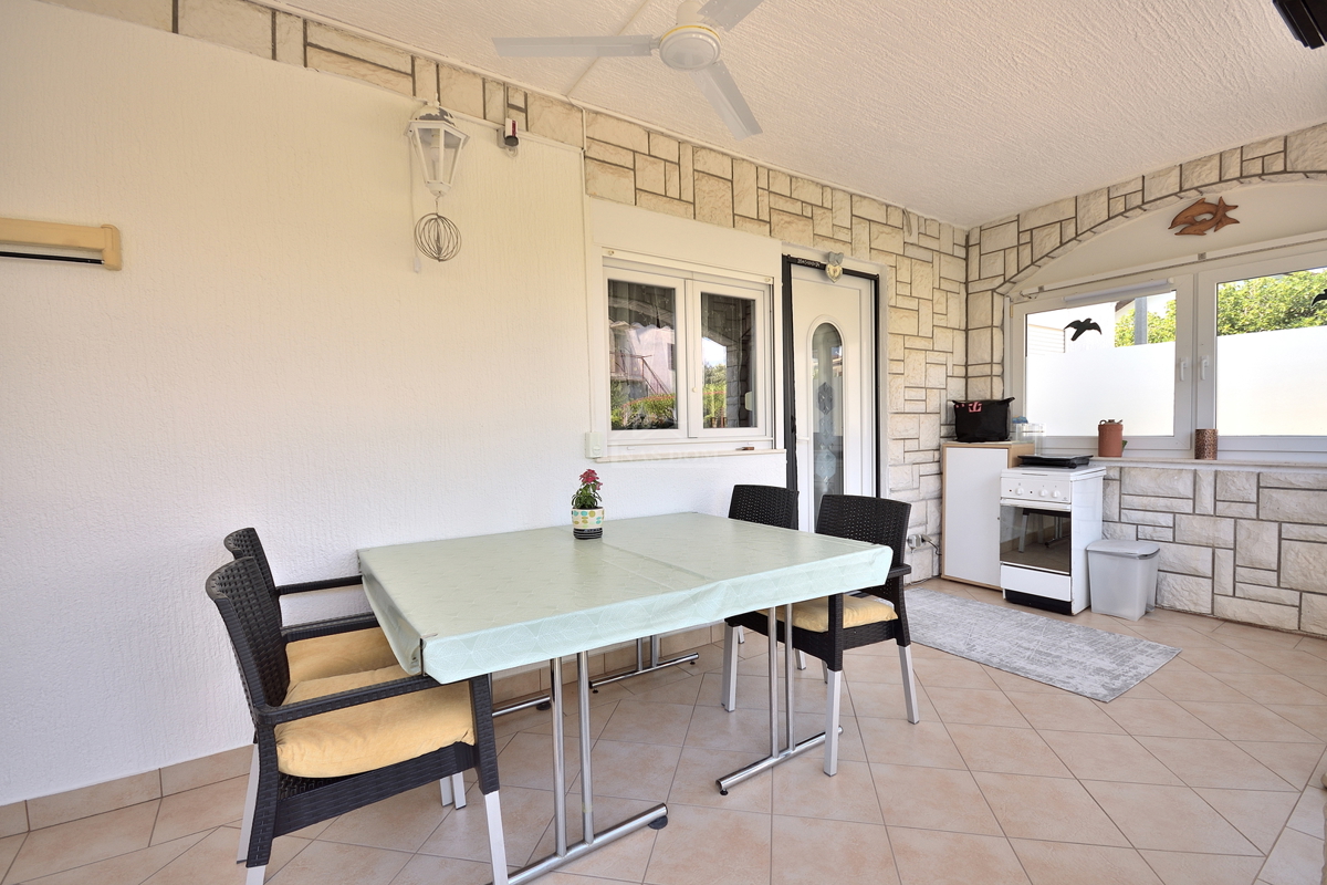 Tribunj - casa con due appartamenti, a 600 m dalla spiaggia