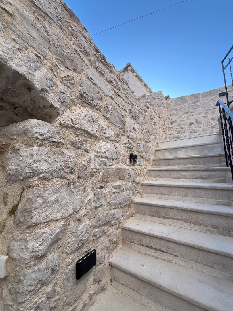 Casa in pietra Murter / Betina