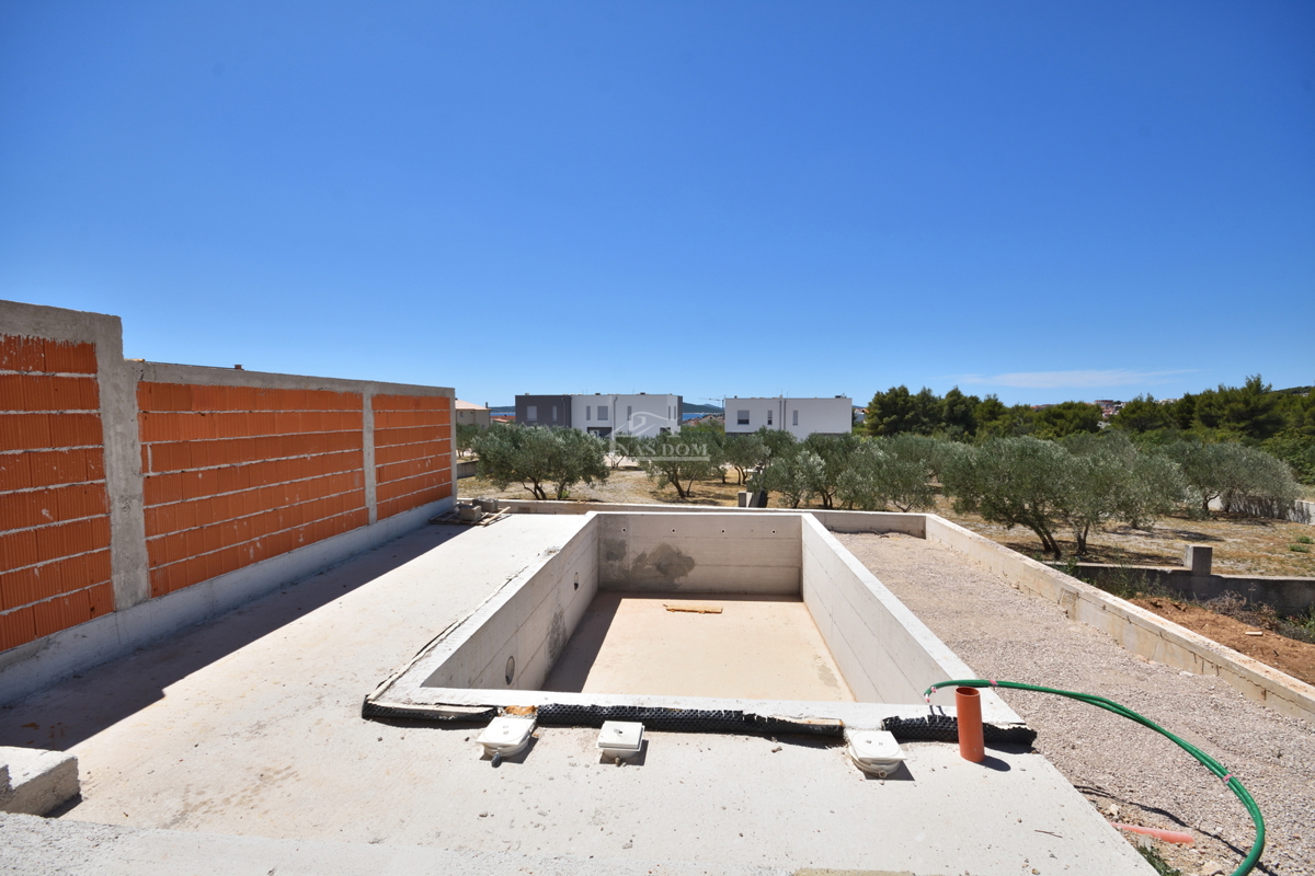 Appartamento di lusso S2 con piscina e giardino al piano terra di una nuova costruzione – Vodice