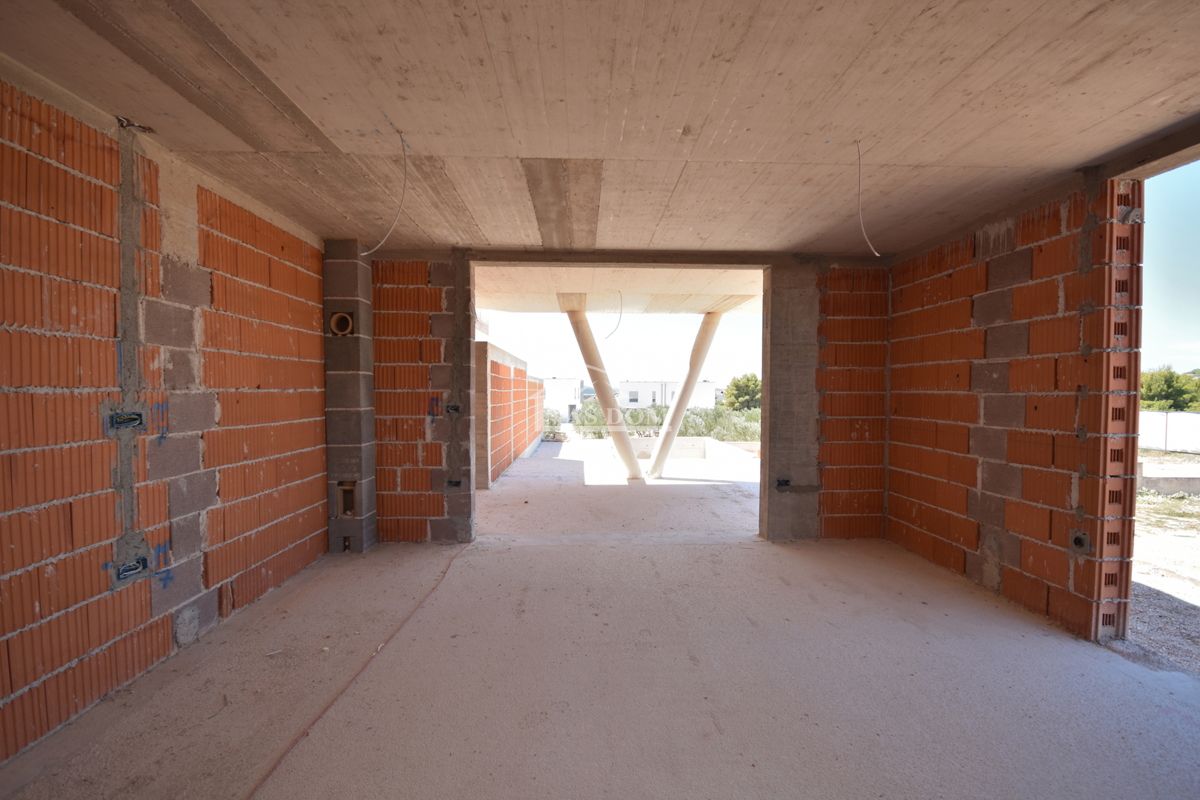 Appartamento di lusso S2 con piscina e giardino al piano terra di una nuova costruzione – Vodice