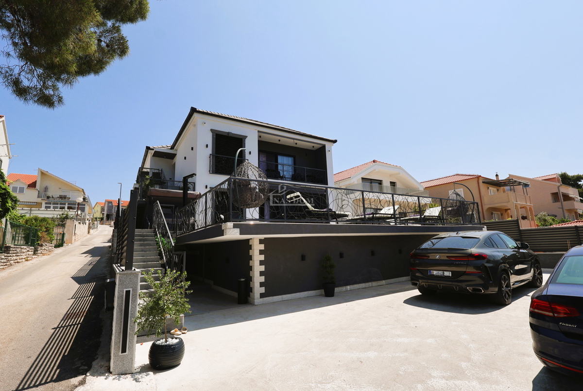 Brodarica - Villa con piscina, a 70 m dal mare