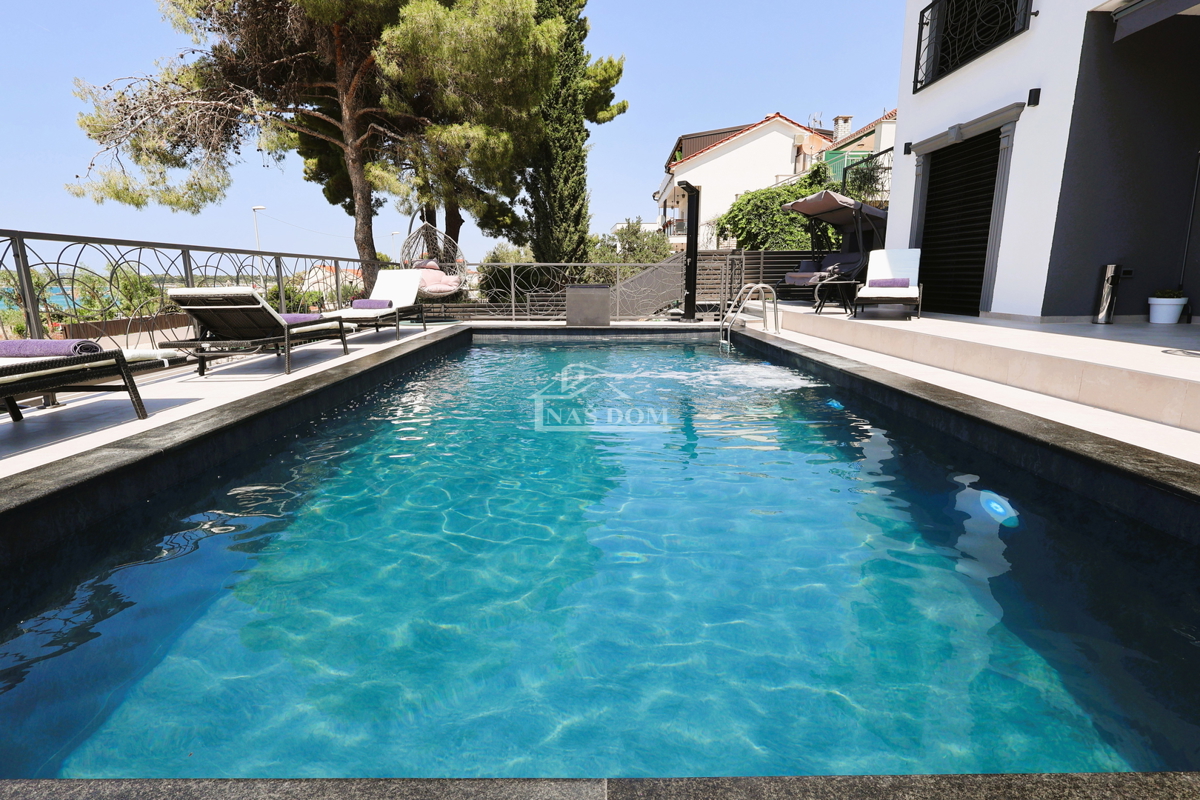 Brodarica - Villa con piscina, a 70 m dal mare