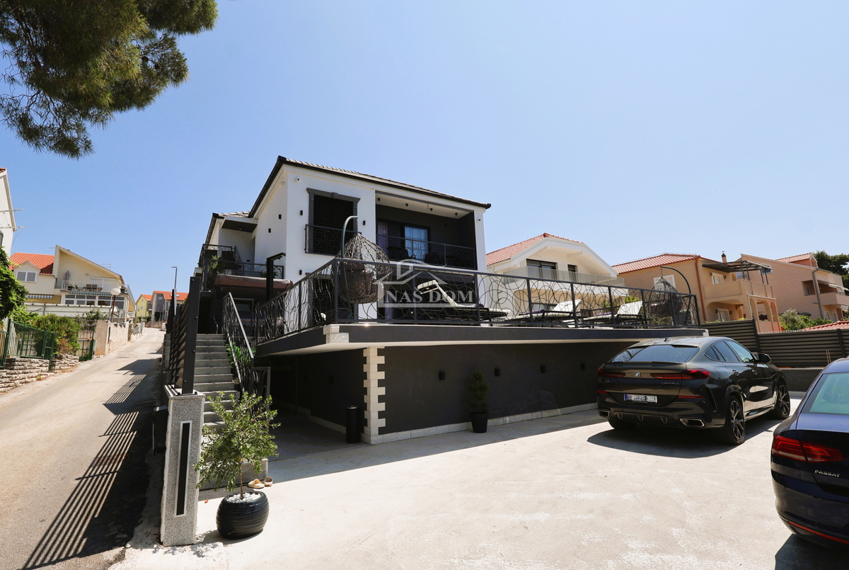 Brodarica - Villa con piscina, a 70 m dal mare