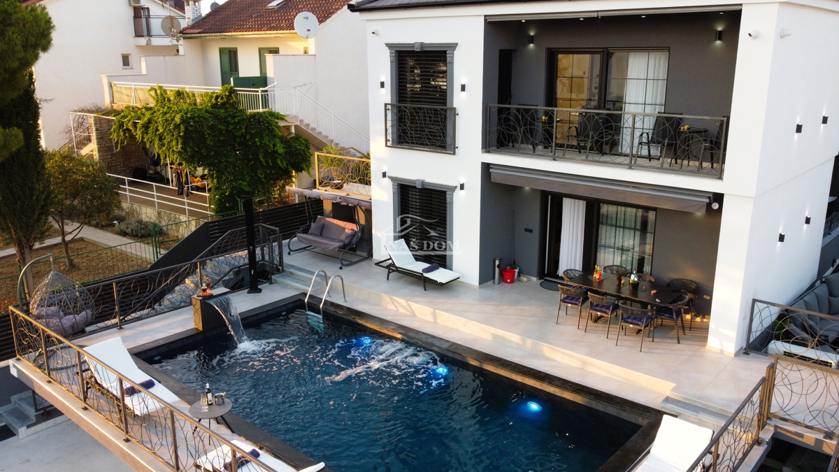 Brodarica - Villa con piscina, a 70 m dal mare