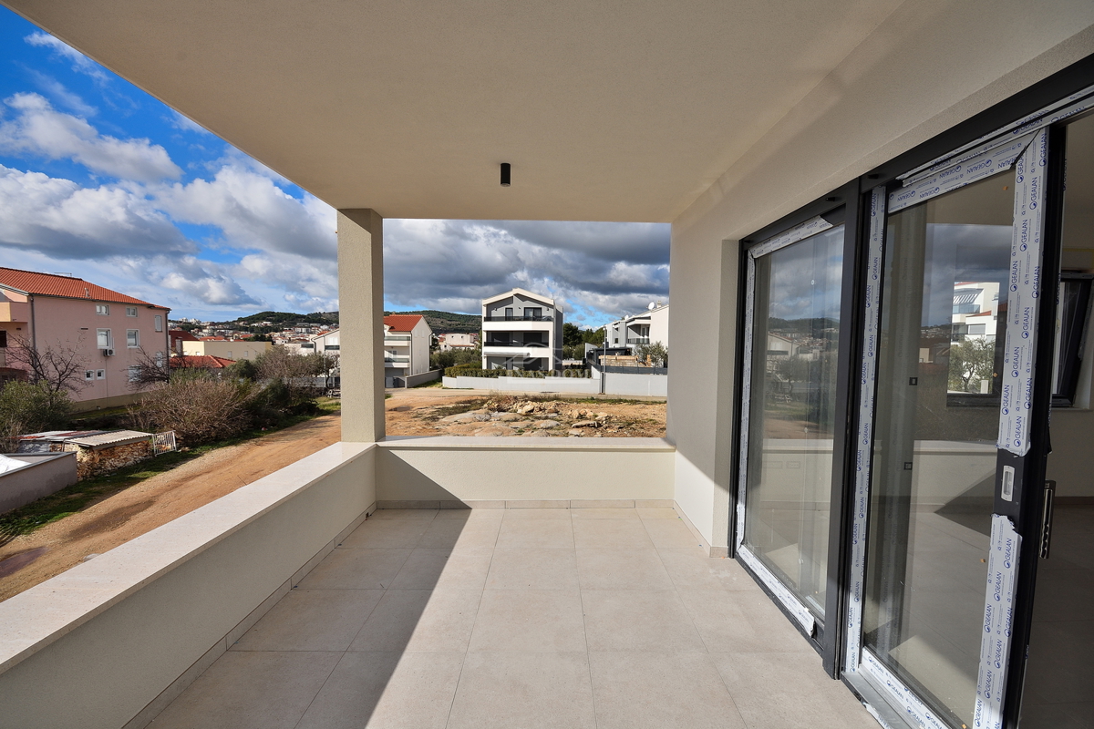 Vodice - **NUOVA COSTRUZIONE** Appartamento S3 con due camere da letto, primo piano, vista mare