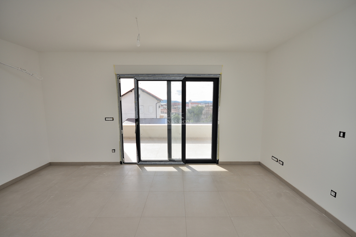 Vodice - **NUOVA COSTRUZIONE** Appartamento S3 con due camere da letto, primo piano, vista mare