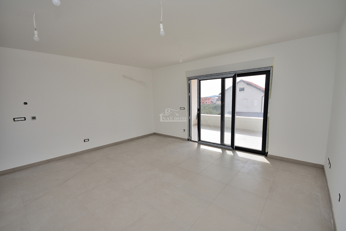 Vodice - **NUOVA COSTRUZIONE** Appartamento S3 con due camere da letto, primo piano, vista mare