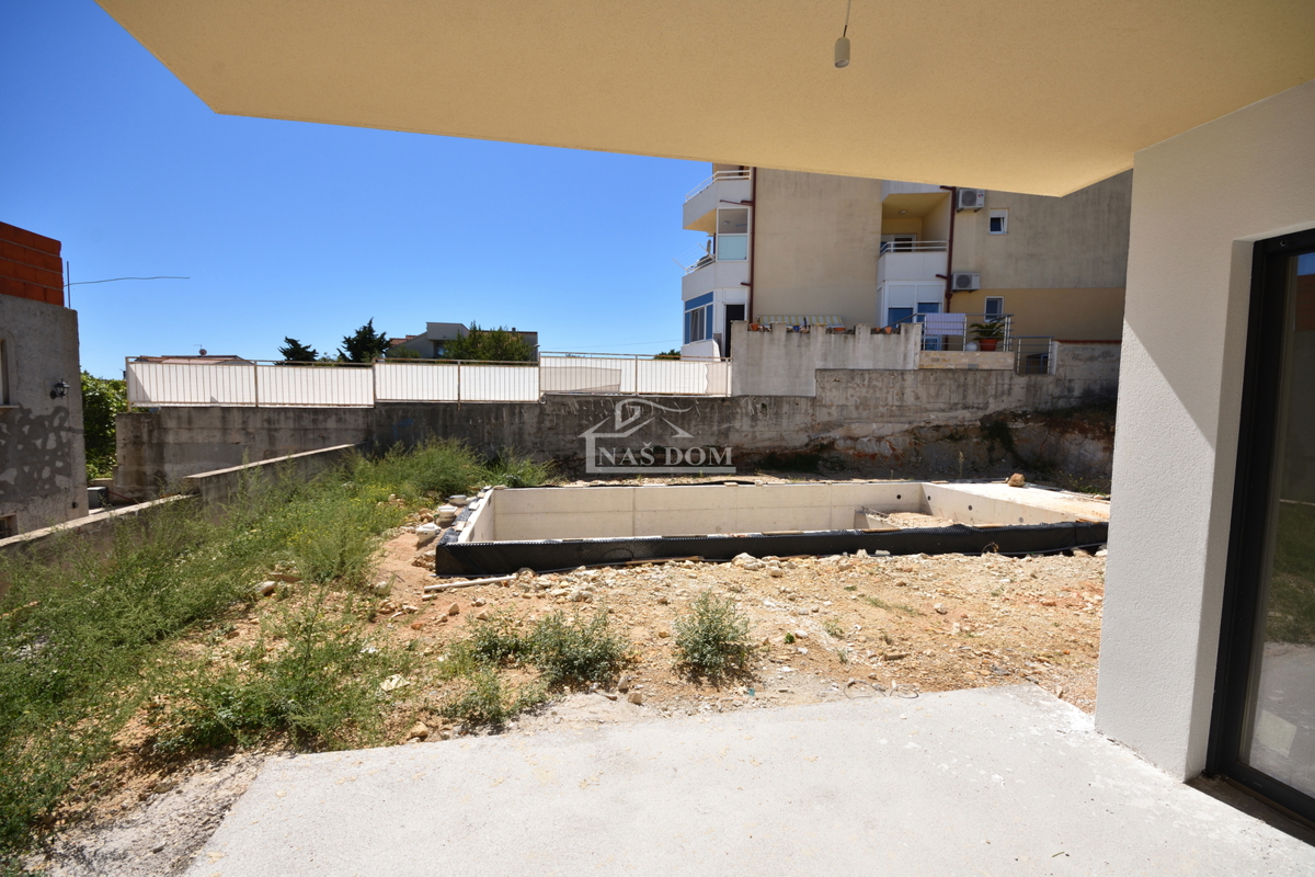 Vodice - Appartamento S1 con piscina e giardino