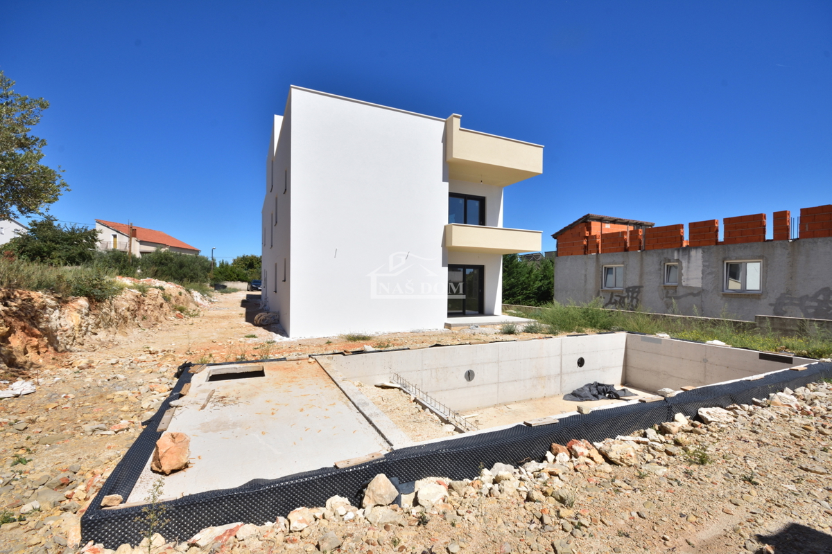 Vodice - Appartamento S1 con piscina e giardino