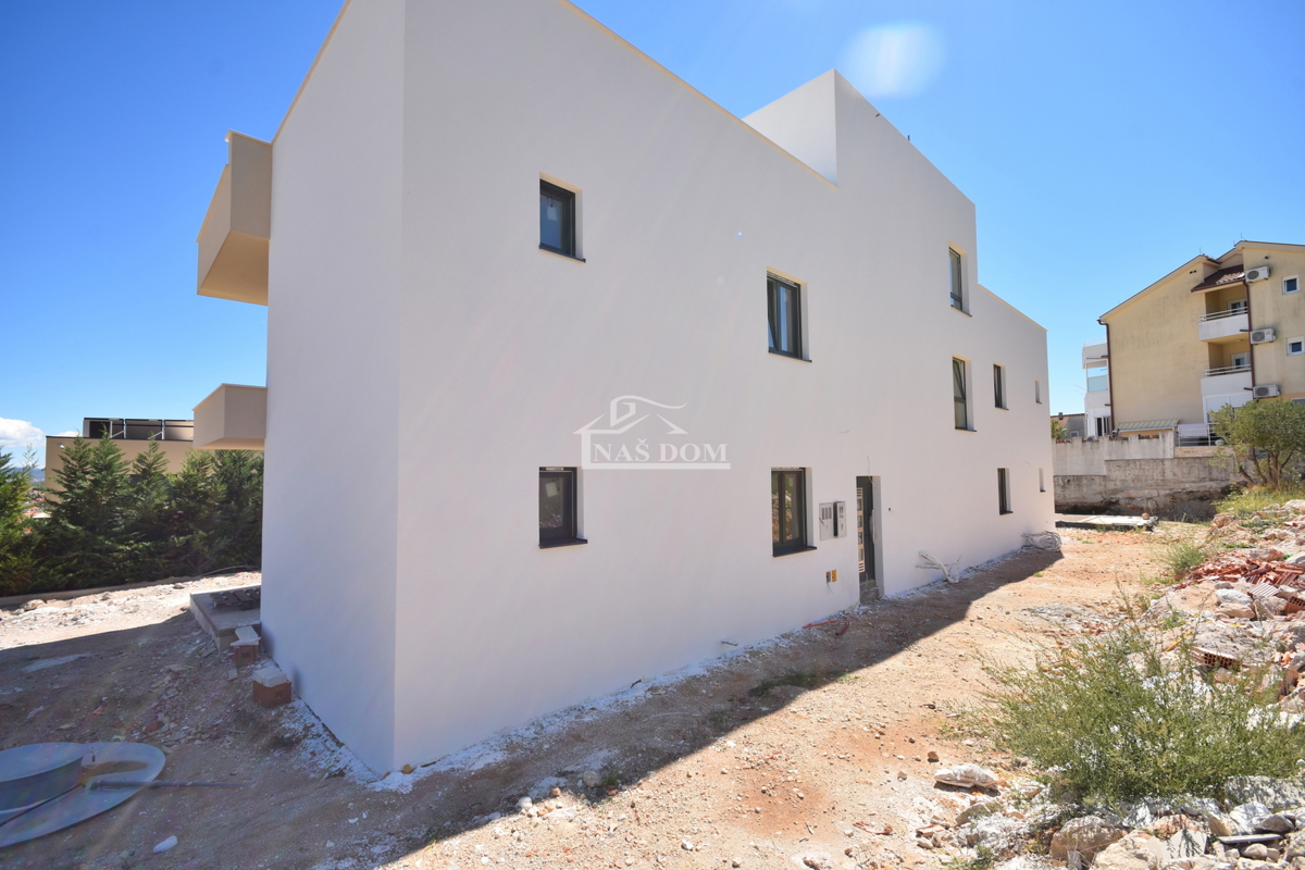 Vodice - Appartamento S1 con piscina e giardino