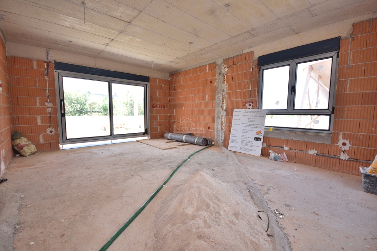 Appartamento di lusso con due camere da letto S1 con ampio giardino a Tribunj – 250 m dal mare