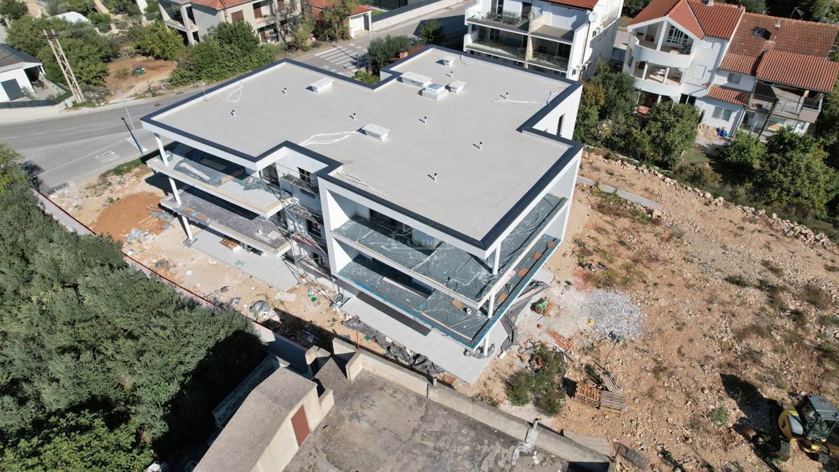 Appartamento di lusso con due camere da letto S1 con ampio giardino a Tribunj – 250 m dal mare