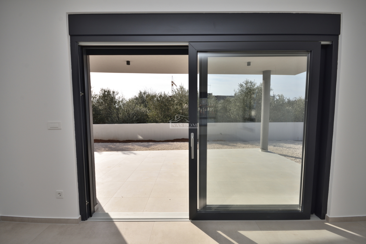 Appartamento di lusso con due camere da letto S1 con ampio giardino a Tribunj – 250 m dal mare