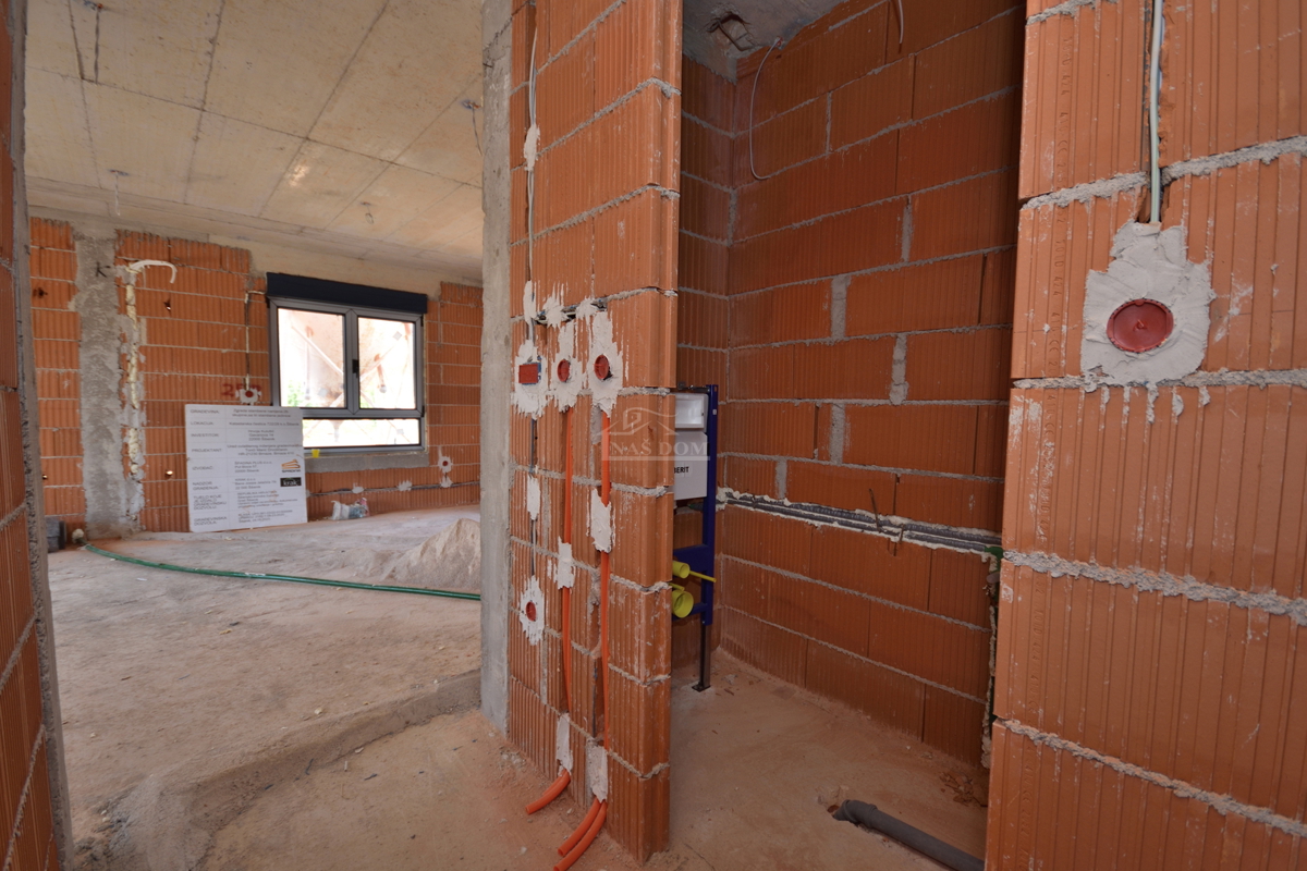 Appartamento di lusso con due camere da letto S1 con ampio giardino a Tribunj – 250 m dal mare