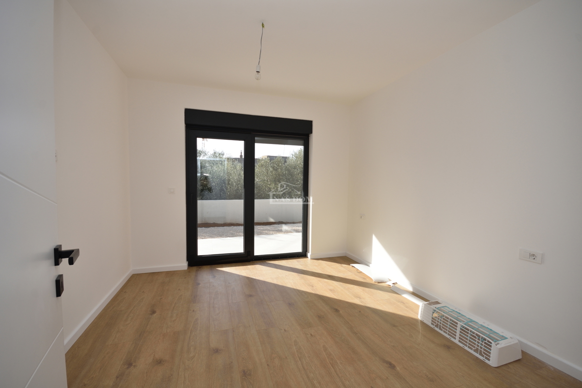 Appartamento di lusso con due camere da letto S1 con ampio giardino a Tribunj – 250 m dal mare