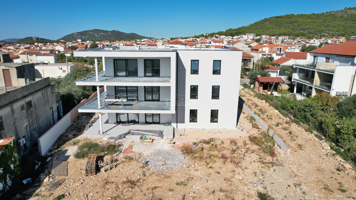 Appartamento di lusso con due camere da letto S1 con ampio giardino a Tribunj – 250 m dal mare